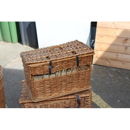 660 - LARGE QUANTITY OF WICKER INCLUDING FORTNUM AND MASON HAMPER BASKET x9
67 X 45 X 65CM