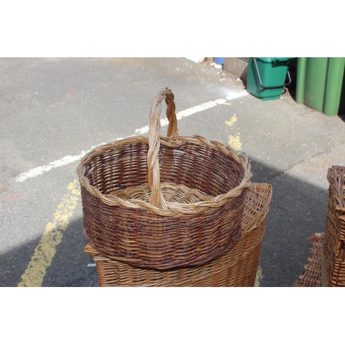 660 - LARGE QUANTITY OF WICKER INCLUDING FORTNUM AND MASON HAMPER BASKET x9
67 X 45 X 65CM