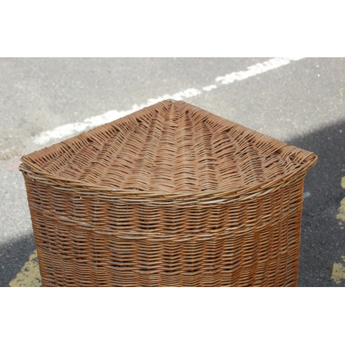 660 - LARGE QUANTITY OF WICKER INCLUDING FORTNUM AND MASON HAMPER BASKET x9
67 X 45 X 65CM