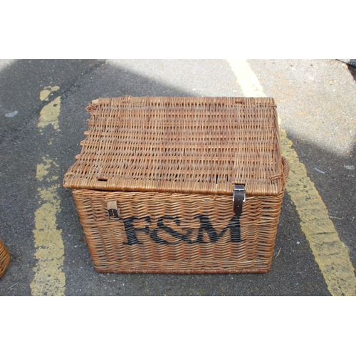 660 - LARGE QUANTITY OF WICKER INCLUDING FORTNUM AND MASON HAMPER BASKET x9
67 X 45 X 65CM