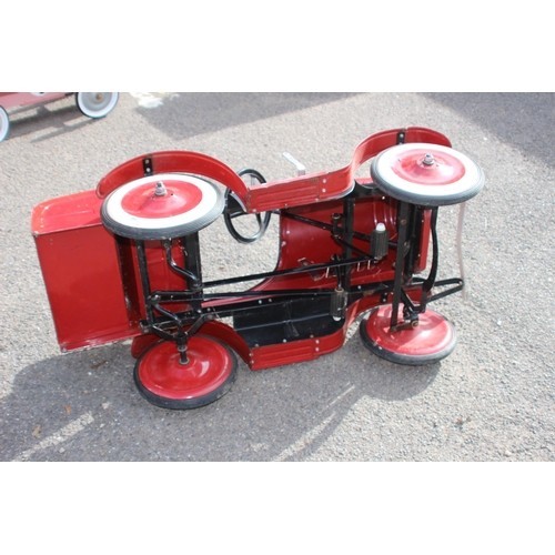 711 - TIN RIDE ON FIRE ENGINE TRUCK 
116 X 55CM