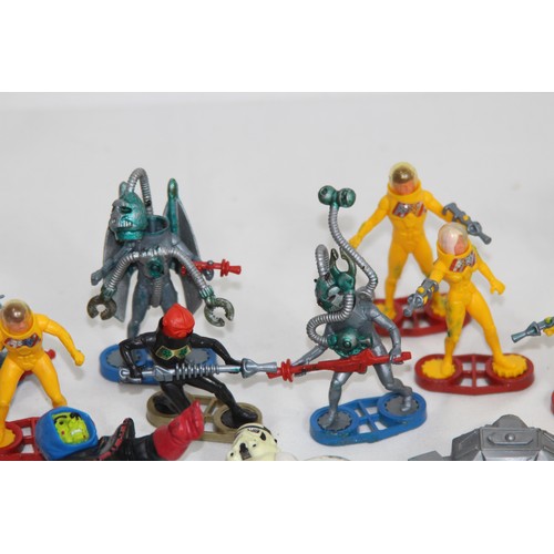 582 - QUANTITY OF STAR WARS AND SPACE FIGURES