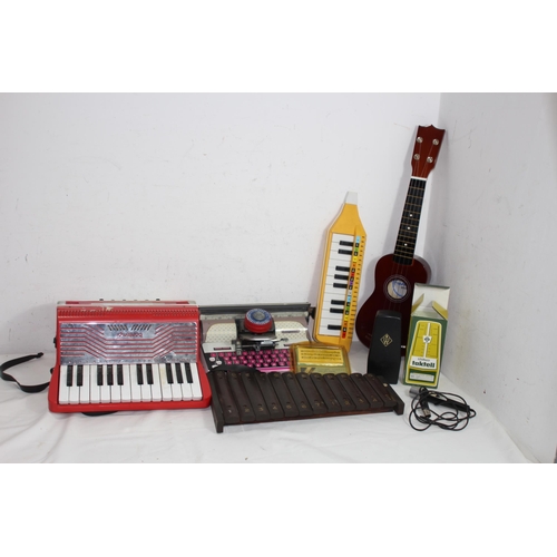 585 - QUANTITY OF CHILDS MUSIC INSTRUMENTS AND TYPEWRITER