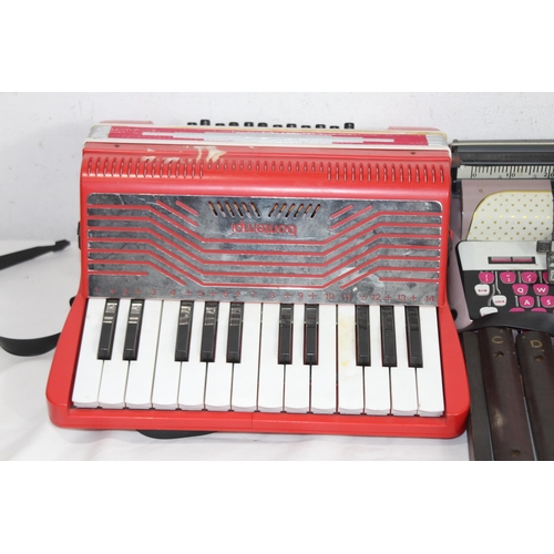 585 - QUANTITY OF CHILDS MUSIC INSTRUMENTS AND TYPEWRITER
