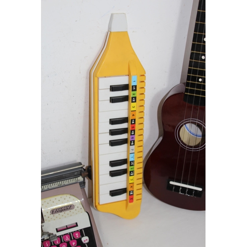 585 - QUANTITY OF CHILDS MUSIC INSTRUMENTS AND TYPEWRITER