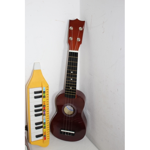 585 - QUANTITY OF CHILDS MUSIC INSTRUMENTS AND TYPEWRITER
