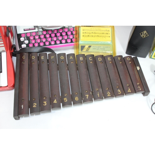 585 - QUANTITY OF CHILDS MUSIC INSTRUMENTS AND TYPEWRITER