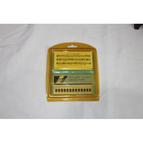 585 - QUANTITY OF CHILDS MUSIC INSTRUMENTS AND TYPEWRITER