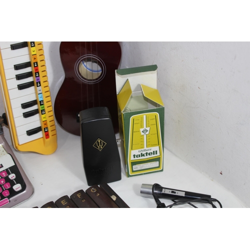 585 - QUANTITY OF CHILDS MUSIC INSTRUMENTS AND TYPEWRITER