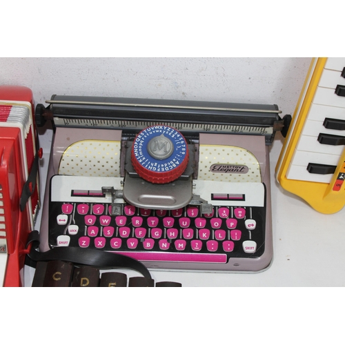 585 - QUANTITY OF CHILDS MUSIC INSTRUMENTS AND TYPEWRITER