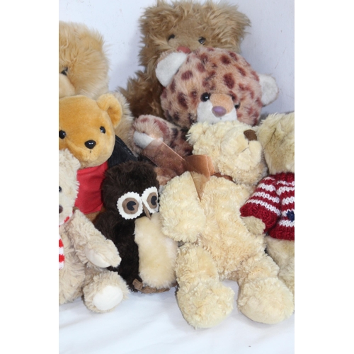 590 - QUANTITY OF TEDDY BEARS