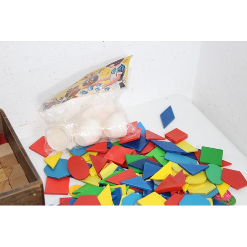 594 - QUANTITY OF CHILDRENS TOY BRICKS ETC