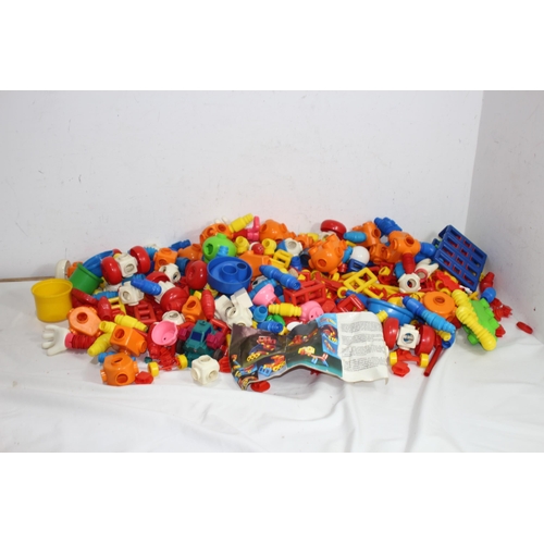 595 - QUANTITY OF CHILDREN'S INTERLOCKING BLOCKS ETC