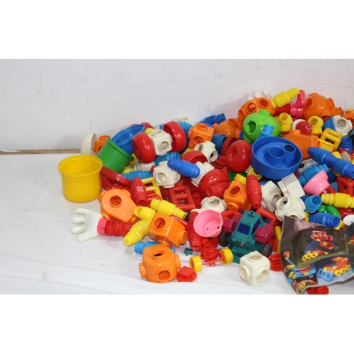 595 - QUANTITY OF CHILDREN'S INTERLOCKING BLOCKS ETC