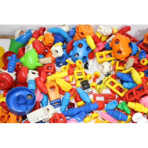 595 - QUANTITY OF CHILDREN'S INTERLOCKING BLOCKS ETC