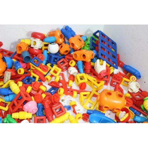 595 - QUANTITY OF CHILDREN'S INTERLOCKING BLOCKS ETC