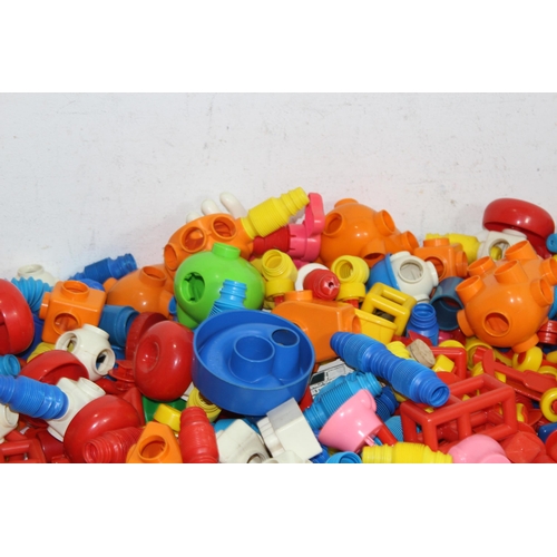 595 - QUANTITY OF CHILDREN'S INTERLOCKING BLOCKS ETC
