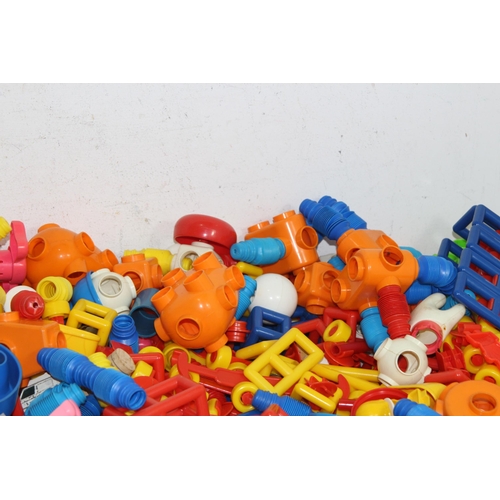 595 - QUANTITY OF CHILDREN'S INTERLOCKING BLOCKS ETC