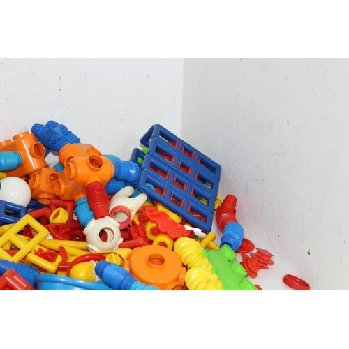595 - QUANTITY OF CHILDREN'S INTERLOCKING BLOCKS ETC