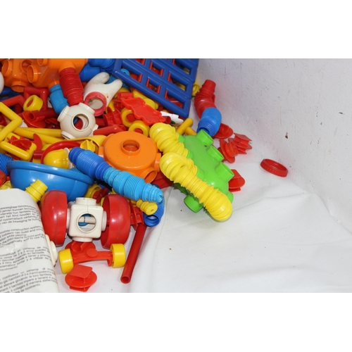 595 - QUANTITY OF CHILDREN'S INTERLOCKING BLOCKS ETC