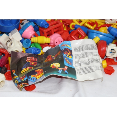 595 - QUANTITY OF CHILDREN'S INTERLOCKING BLOCKS ETC
