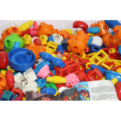 595 - QUANTITY OF CHILDREN'S INTERLOCKING BLOCKS ETC