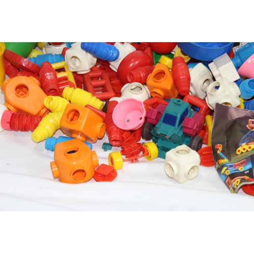 595 - QUANTITY OF CHILDREN'S INTERLOCKING BLOCKS ETC