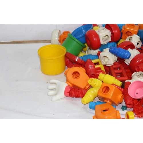 595 - QUANTITY OF CHILDREN'S INTERLOCKING BLOCKS ETC
