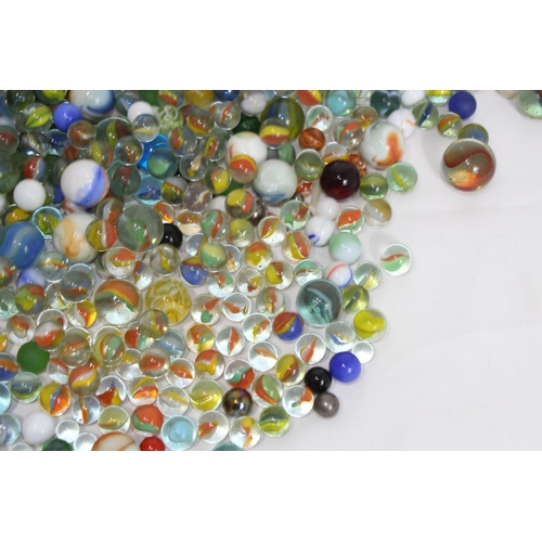598 - LARGE QUANTITY OF MARBLES