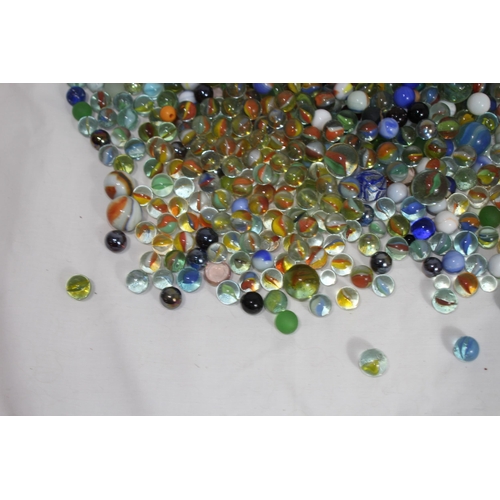 598 - LARGE QUANTITY OF MARBLES