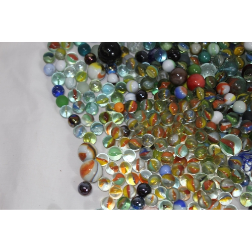 598 - LARGE QUANTITY OF MARBLES
