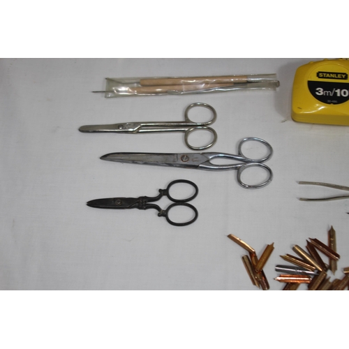 422 - BOX OF MISCELLANEOUS
30 X 17 X 13CM