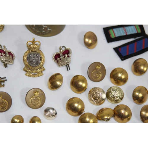 761 - QUANTITY OF MILITARY ITEMS INCLUDING CITATION, BADGES, BUTTONS ETC