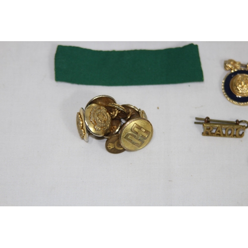 761 - QUANTITY OF MILITARY ITEMS INCLUDING CITATION, BADGES, BUTTONS ETC