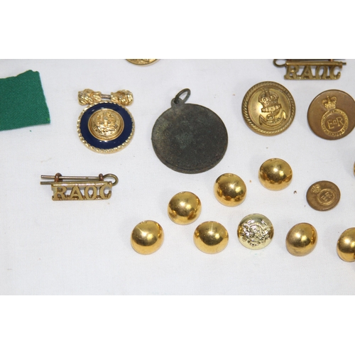 761 - QUANTITY OF MILITARY ITEMS INCLUDING CITATION, BADGES, BUTTONS ETC