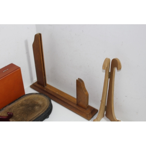 442 - GOOD BOX OF TREEN