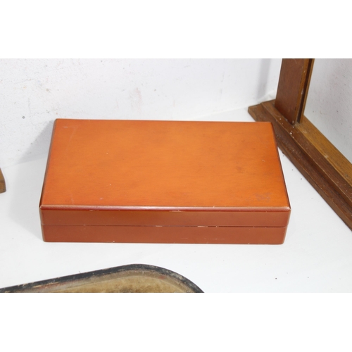 442 - GOOD BOX OF TREEN