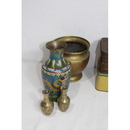 443 - GOOD BOX OF ASSORTED METALWARE INCLUDING BRONZE