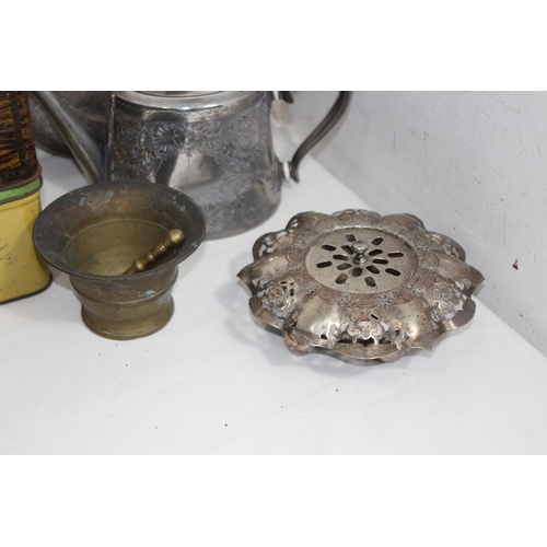 443 - GOOD BOX OF ASSORTED METALWARE INCLUDING BRONZE
