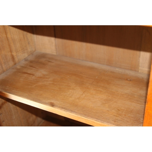 35 - ANTIQUE DISPLAY CASE
80 X 36 X 128CM