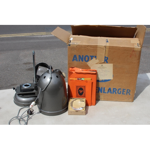 731 - LARGE QUANTITY OF VINTAGE CINE EQUIPMENT