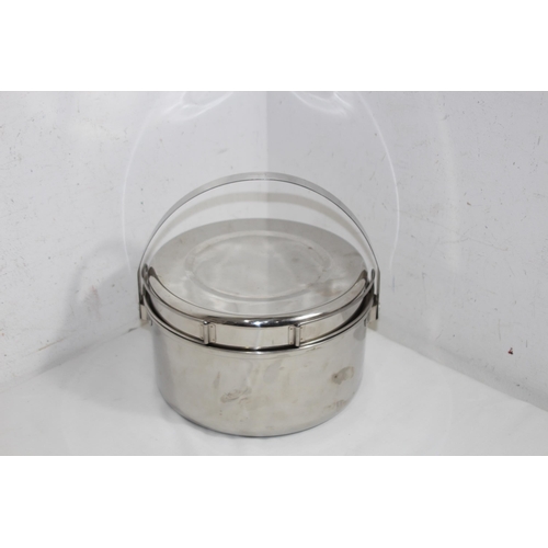 437 - QUANTITY OF CAMPING COOKING POTS