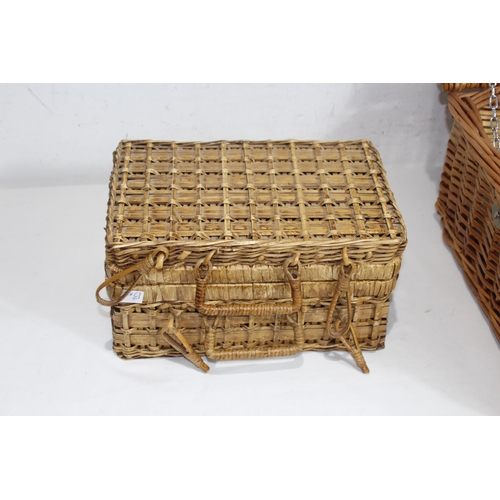 462 - PICNIC BASKET AND CONTENTS PLUS ONE OTHER
39 X 37 X 20CM
