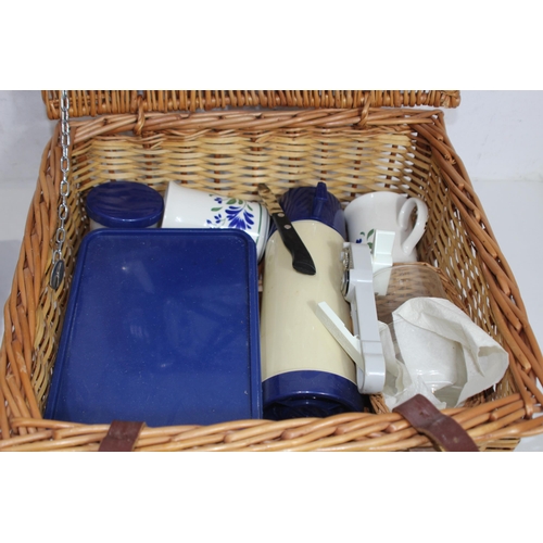 462 - PICNIC BASKET AND CONTENTS PLUS ONE OTHER
39 X 37 X 20CM