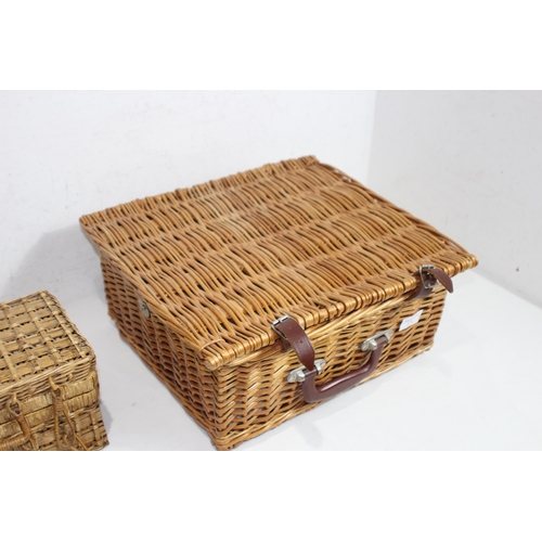 462 - PICNIC BASKET AND CONTENTS PLUS ONE OTHER
39 X 37 X 20CM