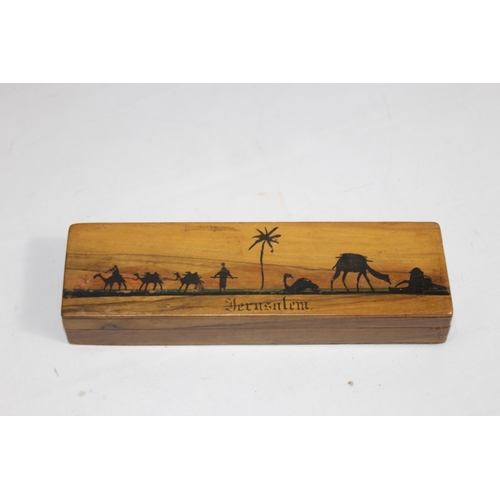 465 - VINTAGE OLIVE WOOD SLIDING BOOK SHELF AND PENCIL BOX
36 X 16 X 15CM