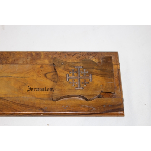 465 - VINTAGE OLIVE WOOD SLIDING BOOK SHELF AND PENCIL BOX
36 X 16 X 15CM