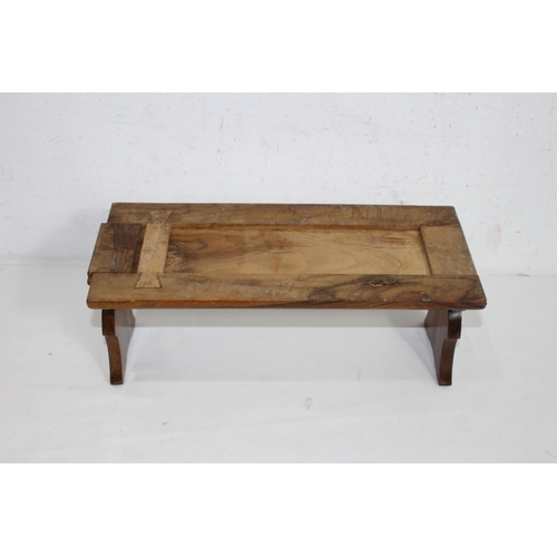 465 - VINTAGE OLIVE WOOD SLIDING BOOK SHELF AND PENCIL BOX
36 X 16 X 15CM