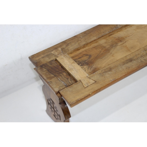 465 - VINTAGE OLIVE WOOD SLIDING BOOK SHELF AND PENCIL BOX
36 X 16 X 15CM