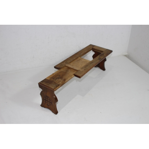 465 - VINTAGE OLIVE WOOD SLIDING BOOK SHELF AND PENCIL BOX
36 X 16 X 15CM